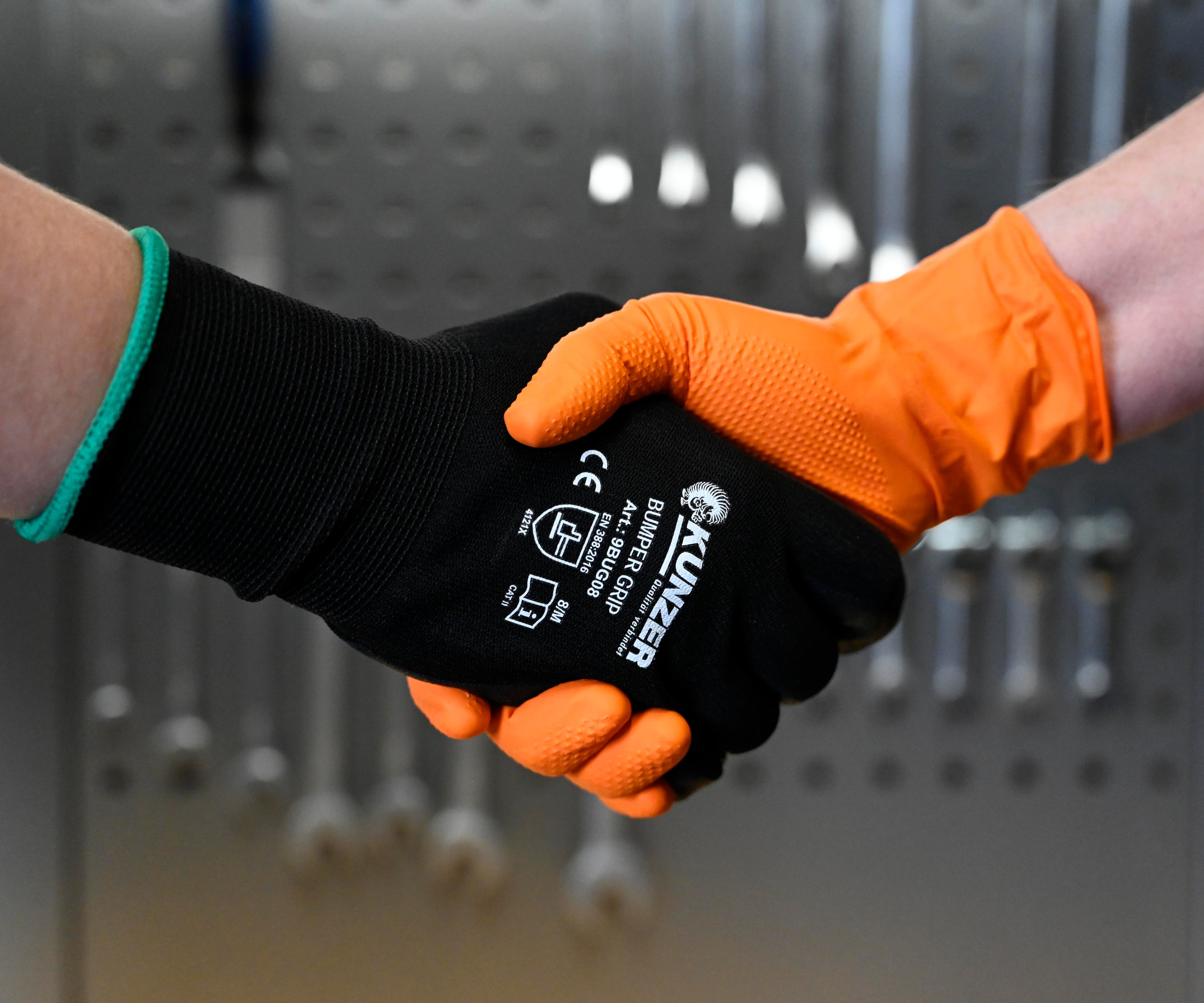 Hände mit Kunzer Handschuhen