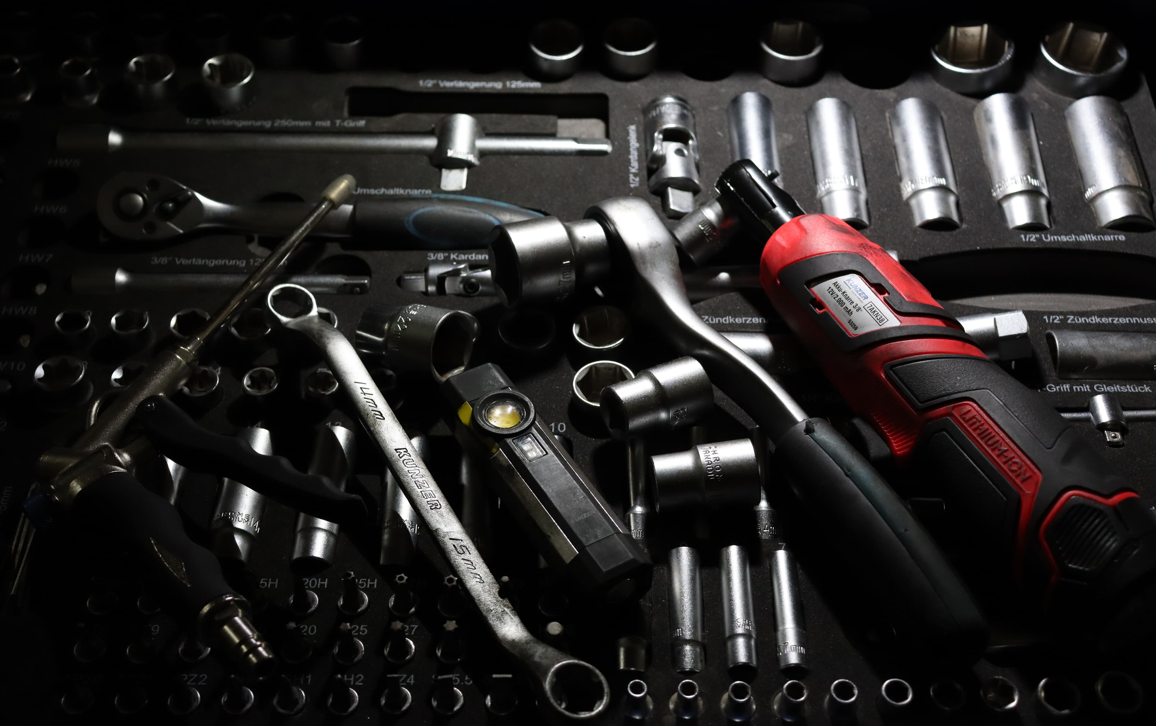 Kunzer Werkzeugsatz mit Akkuwerkzeugen, Einsätzen und Schlüsseln